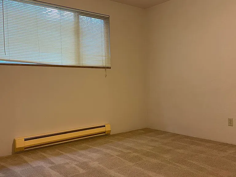Oxford Court Apartments — Photo 7