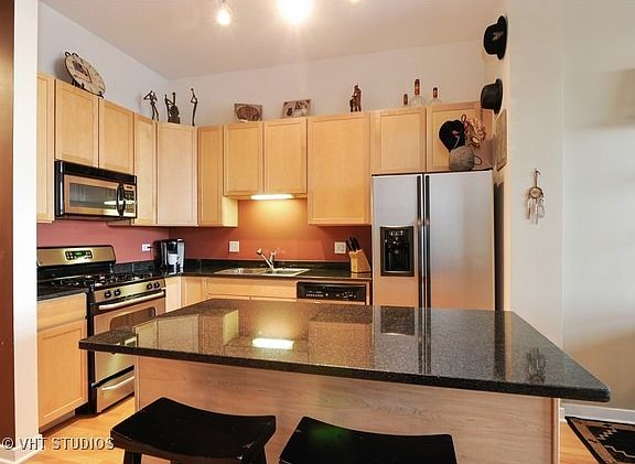 3rd image of 4011 N Francisco Ave Unit 409