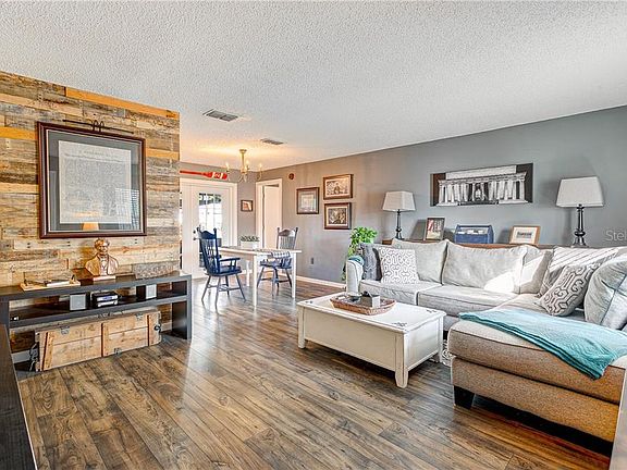 3rd image of 2579 Surrey Dr