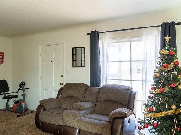 5th image of 3046 E Carmen Ave