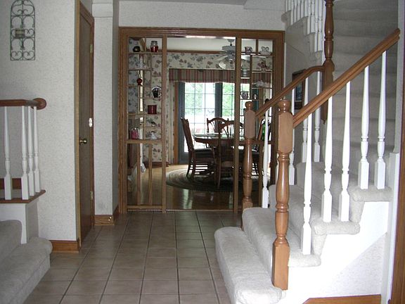 5th image of 9124 Stratford Ln