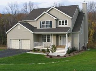 26 Arcadian Pl, Fishkill, NY 12524
