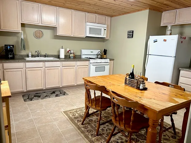 Big kitchen with farmhouse table