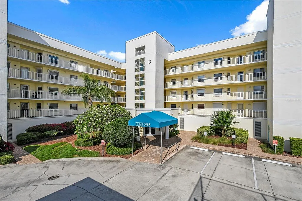3 bed, 2.0 bath, 1817 sqft, $5,750 — Photo 2