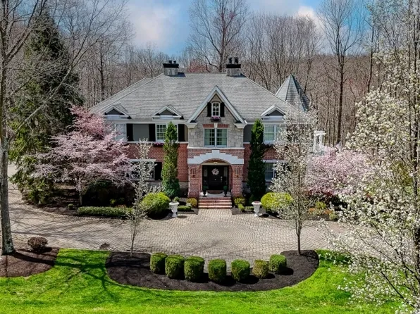 4 Beacon Hill Dr, Chester Twp., NJ 07930