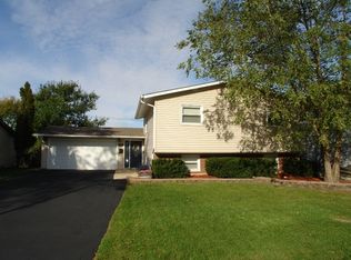 7400 Cumberland Dr, Hanover Park, IL 60133