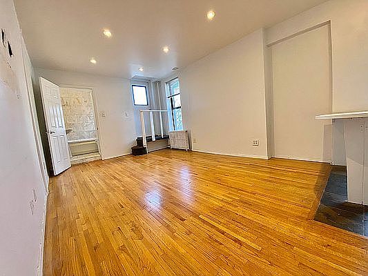 3rd image of 600 W 52nd St #9