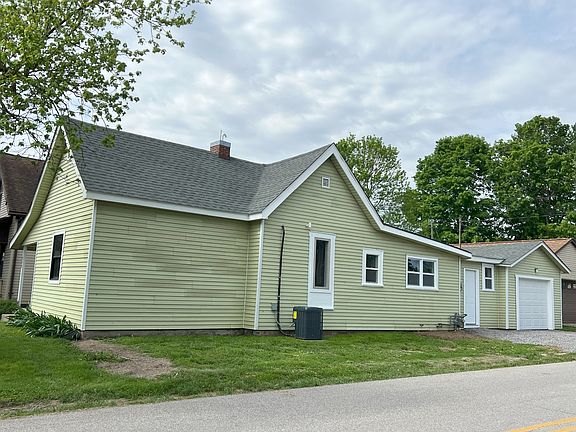 3rd image of 213 Maple St