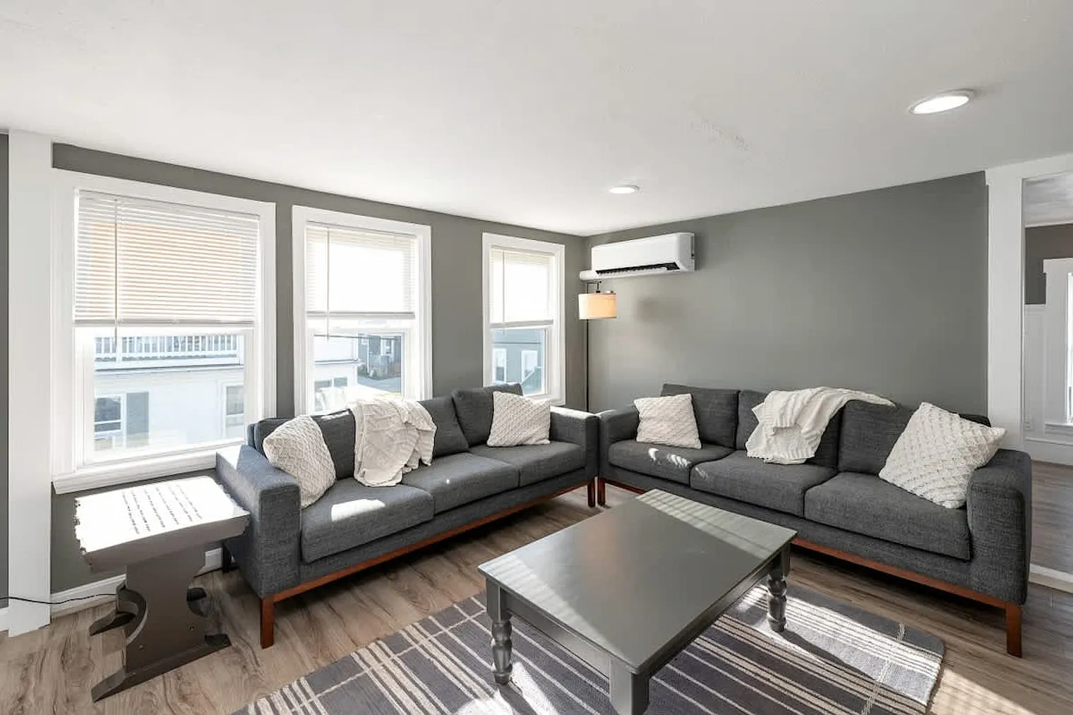 3 bed, 1.0 bath, 1097 sqft, $6,829 — Photo 3