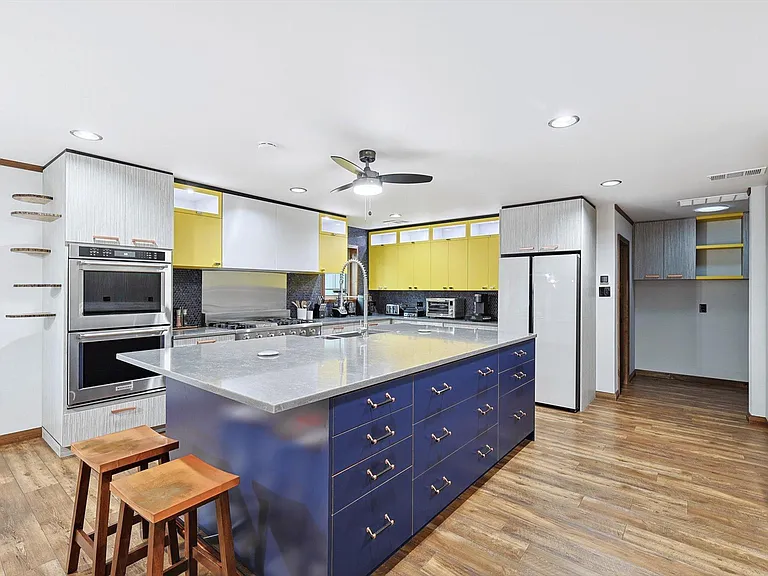 15305 Plum Ln — Photo 8