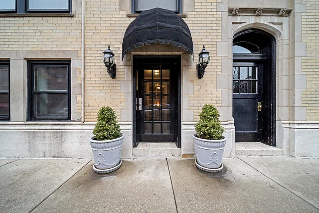 Building Photo - 604 W Addison St #B3