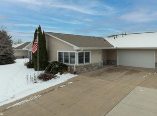1002 Golf View Dr, Vinton, IA 52349
