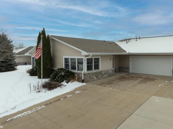 1002 Golf View Dr, Vinton, IA 52349