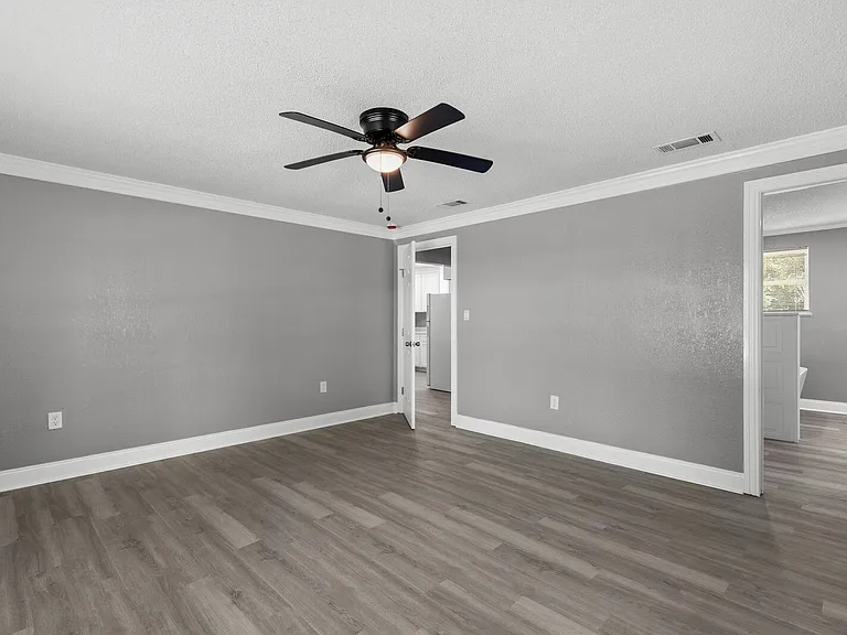 109 E Frost St — Photo 3