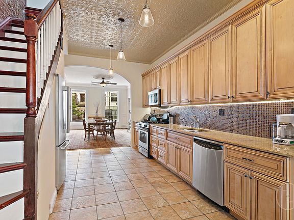 5th image of 31 W 84th St APT 3