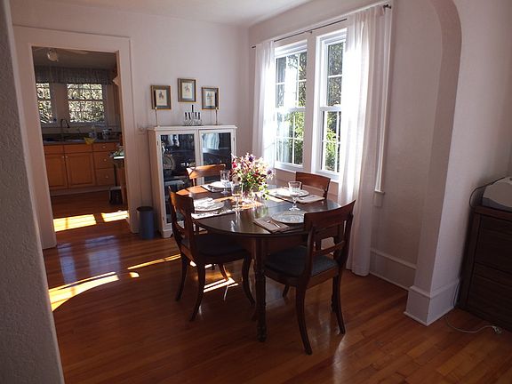 Dining Room : Sunny dining space between living room and kitchen