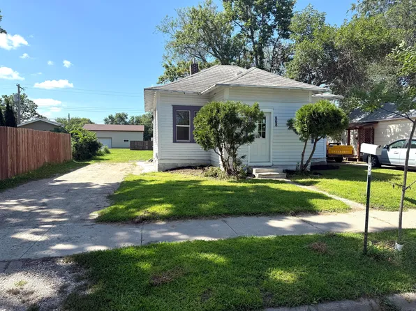 808 S 11th St, Aberdeen, SD 57401