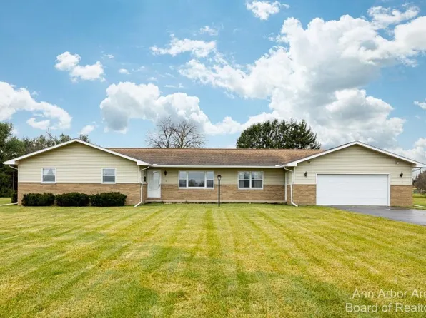 8060 Moon Rd, Saline, MI 48176