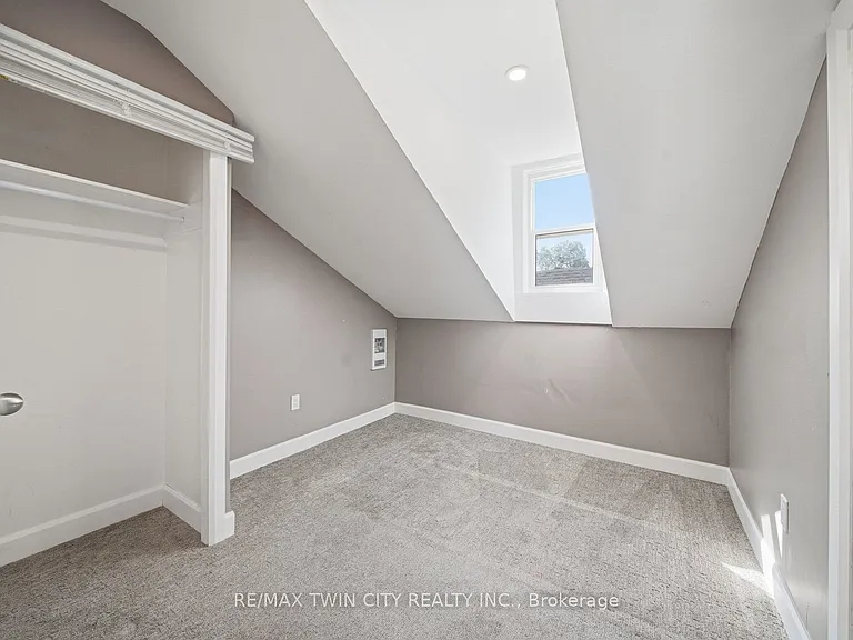 172 Albion St N #UPPER — Photo 14