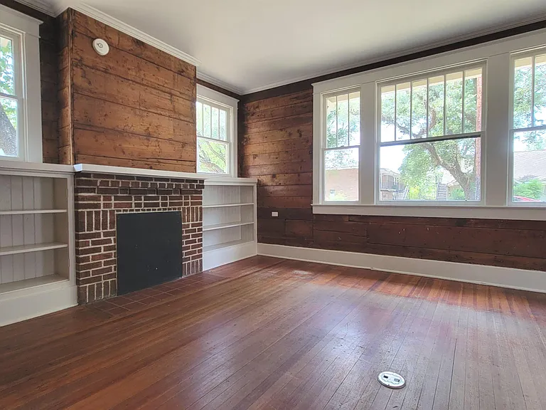 342 E State St — Photo 5