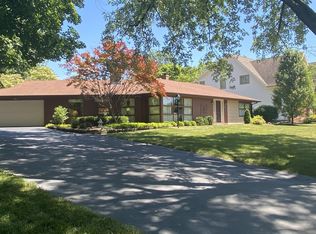 921 Aurora Way, Wheaton, IL 60189