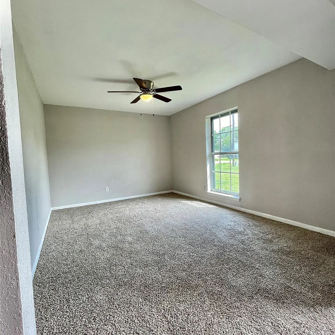 4 bed, 2.0 bath, 2255 sqft, $1,900 — Photo 4