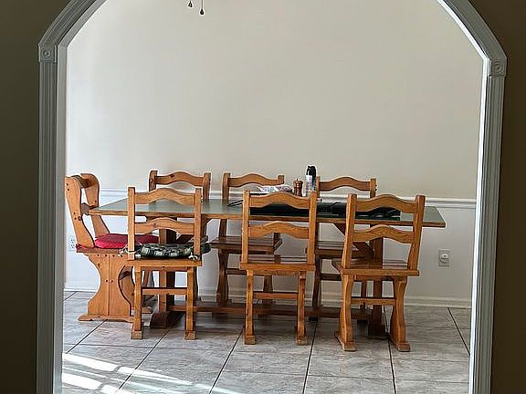 Beautiful arch into kitchen 