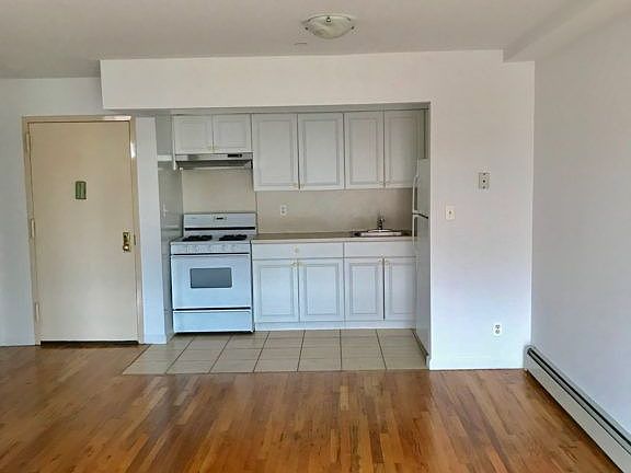 4th image of 3016 33rd St APT 2R