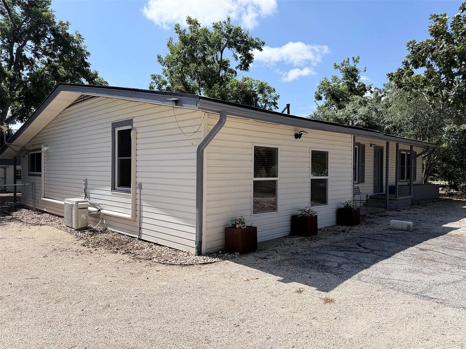 4 bed, 2.0 bath, 2100 sqft, $1,950 — Photo 4