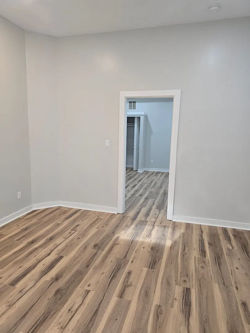 Studio Duplex located on the Westside near 10th St and White River Pkway Dr (Half off of 1st mont... — Photo 2