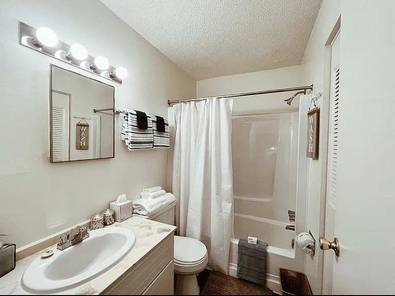 Studio (Spring) Bathroom