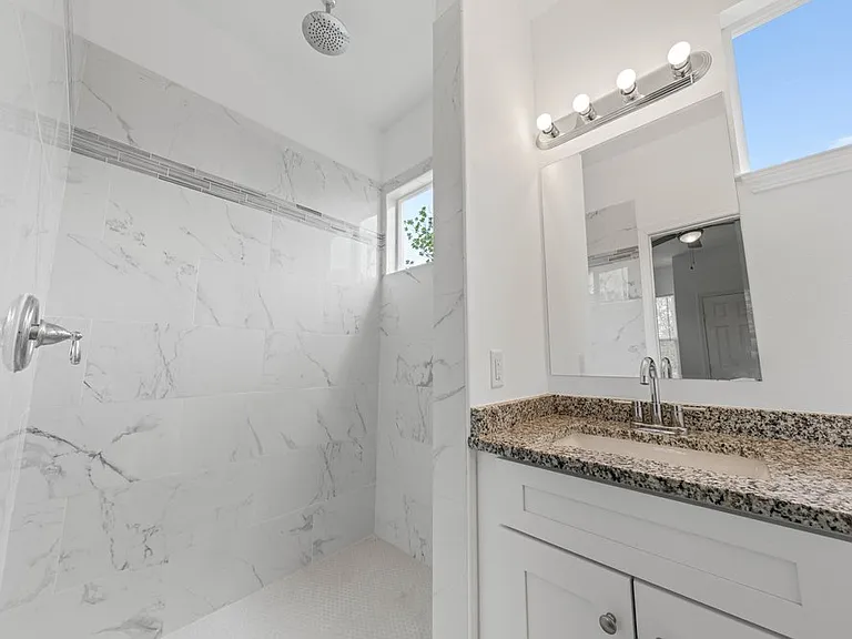 323 Gabriel St #201 — Photo 25