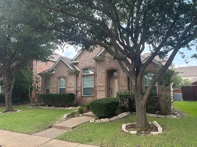 1752 Flowers Dr — Photo 2