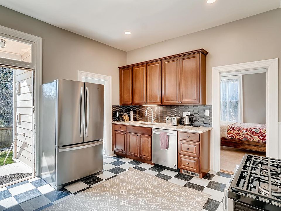 Large Kitchen with all new appliances, cabinets, granite countertop