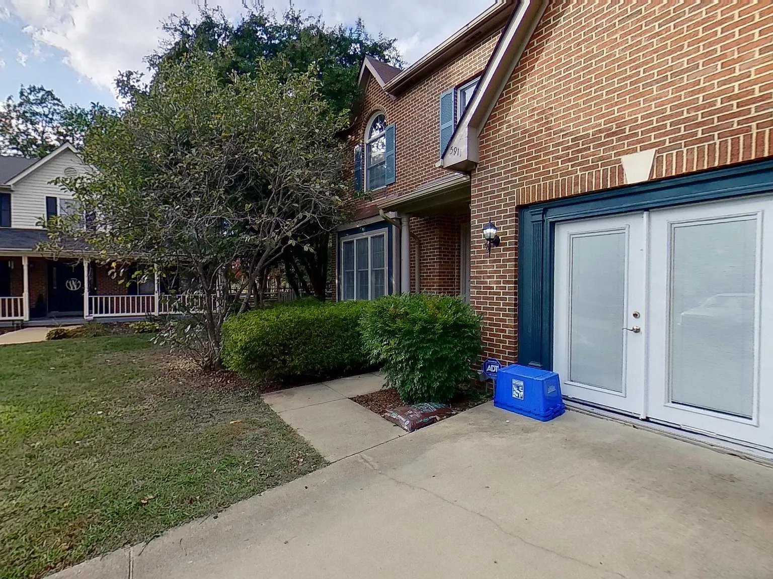 4 bed, 2.5 bath, 2661 sqft, $3,000 — Photo 2