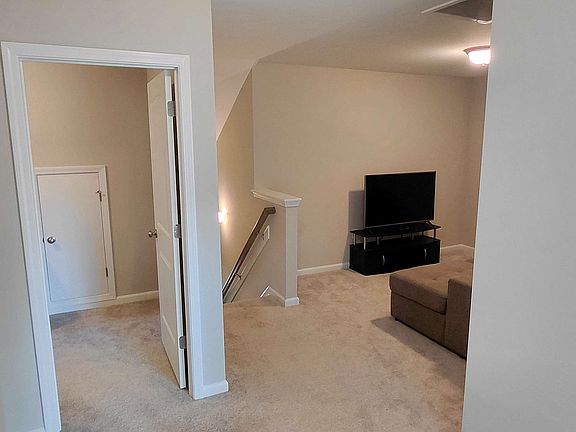 4th image of 225 Berryfield Dr