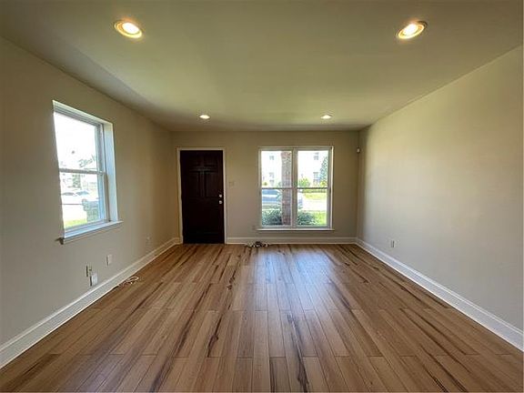 4th image of 210 Tacoma St