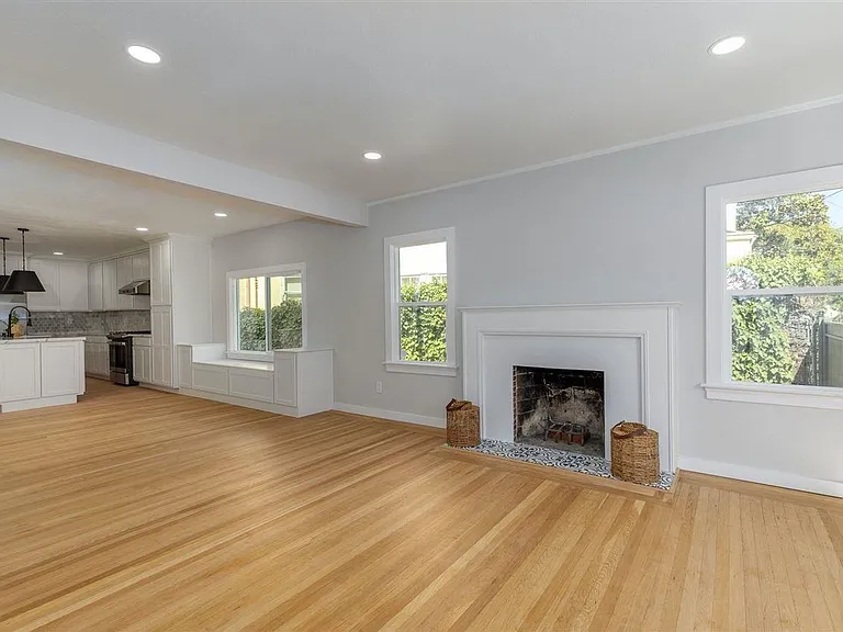 330 Broadmoor Blvd — Photo 2