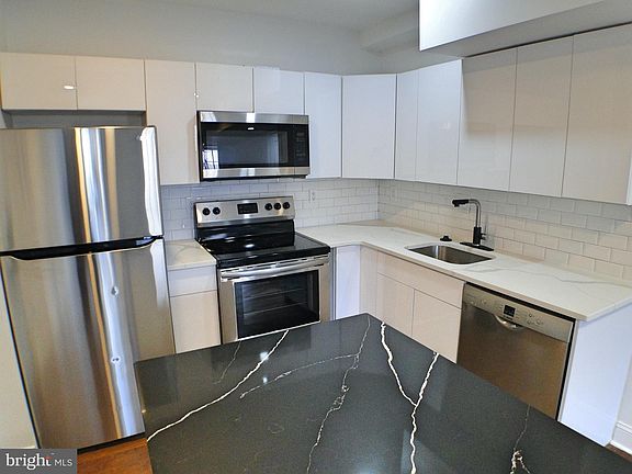 3rd image of 835-837 Corinthian Ave #4