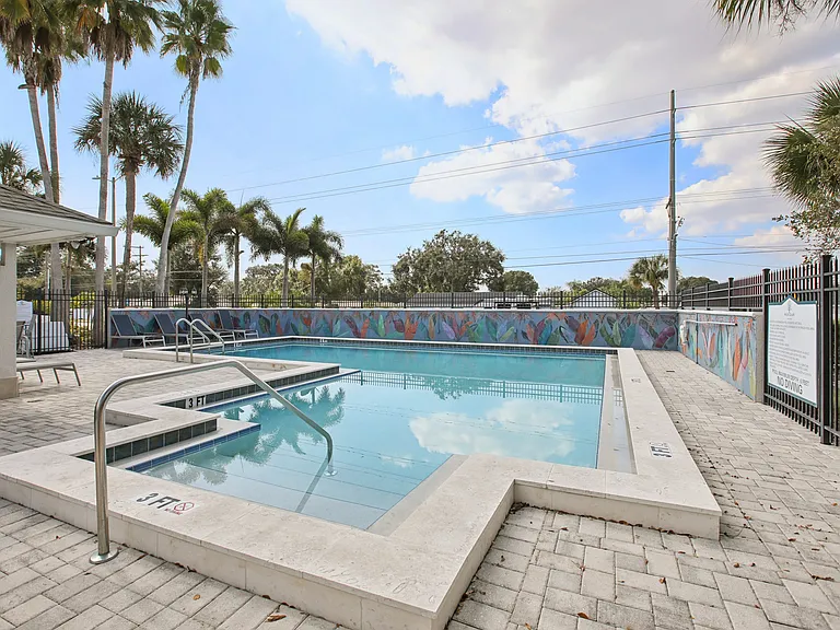 Meridian Luxury Condominiums — Photo 45