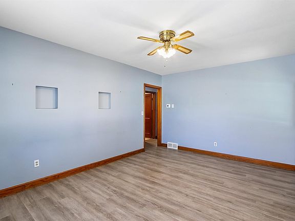 5th image of 71 Ella St S