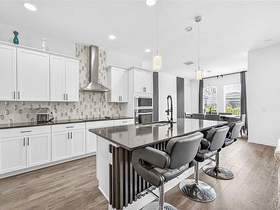 3rd image of 19076 PLANETREE STREET