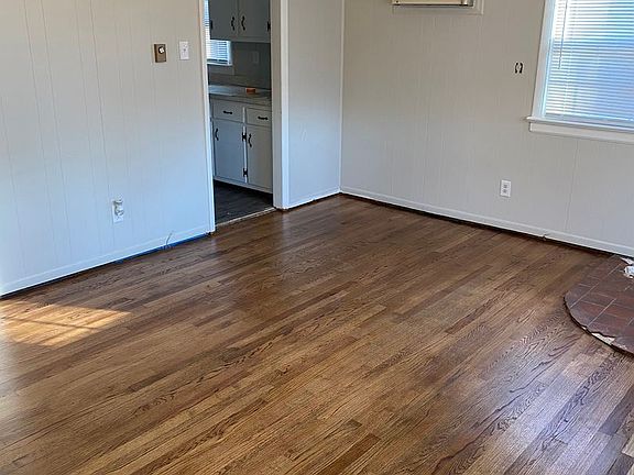 5th image of 218 N Linden Ave