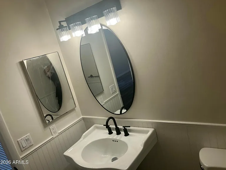 530 E Kerry Ln — Photo 12