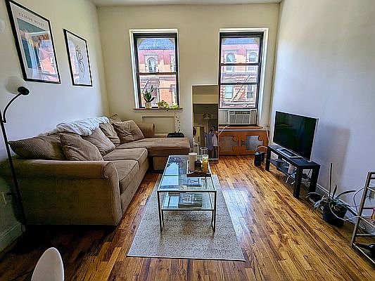 2nd image of 174 W 81st St APT 4D