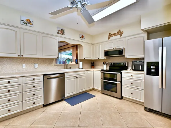 129 Alhambra Pl, West Palm Beach, FL 33405