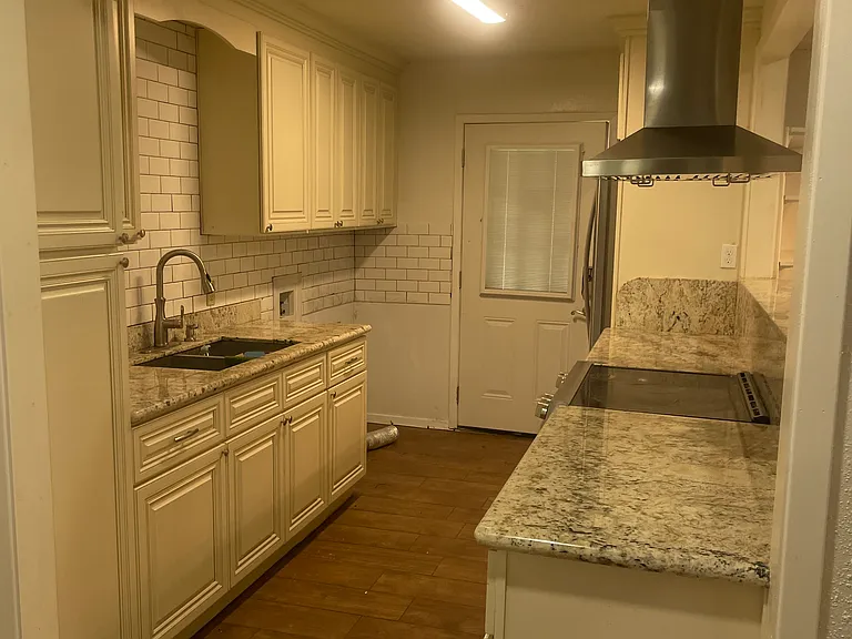 2335 Gladys St #1 — Photo 9