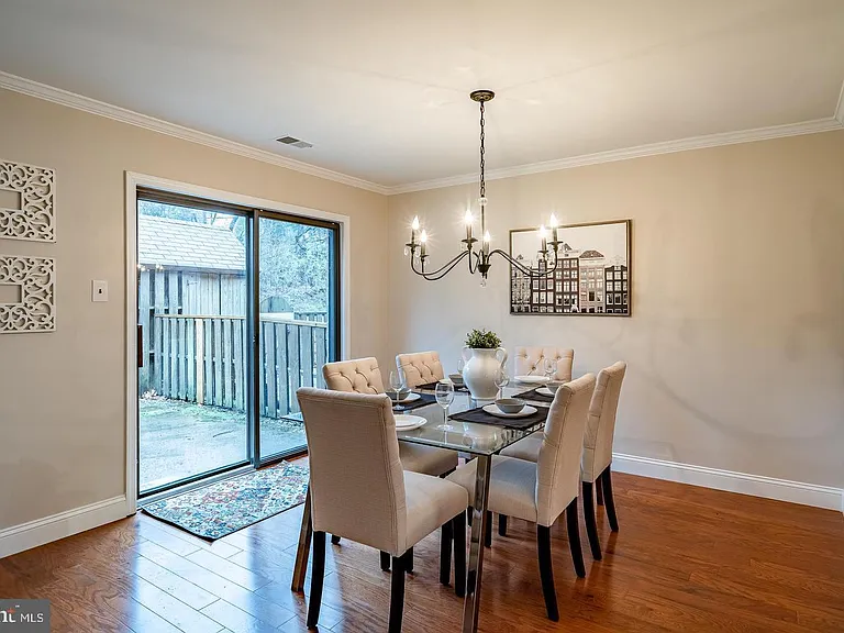 313 Albans Ct — Photo 9