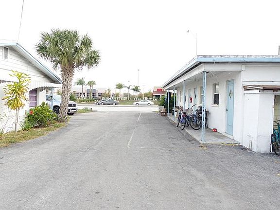 3rd image of 1746 Tamiami Trl S