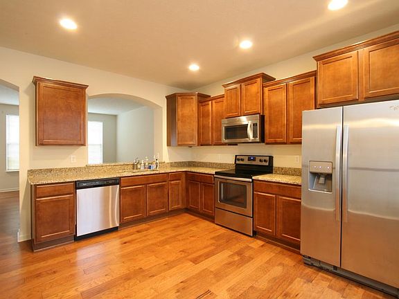 The kitchen from another perspective which highlights the pa